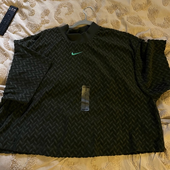 Women’s plus size  Nike crop top - Picture 3 of 3